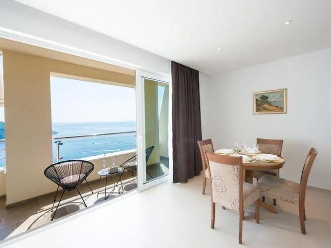 Horizon - One-bedroom With Balcony And Sea View