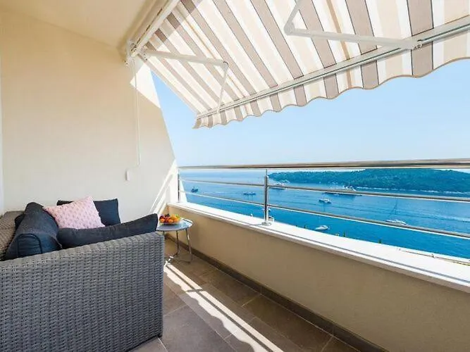 Horizon - One-bedroom With Balcony And Sea View